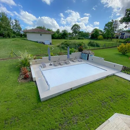 Alba. Piscine Grand Jardin Hauts De Bordeaux