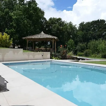 Alba. Piscine Grand Jardin Hauts De Bordeaux فيلة Carignan-de-Bordeaux