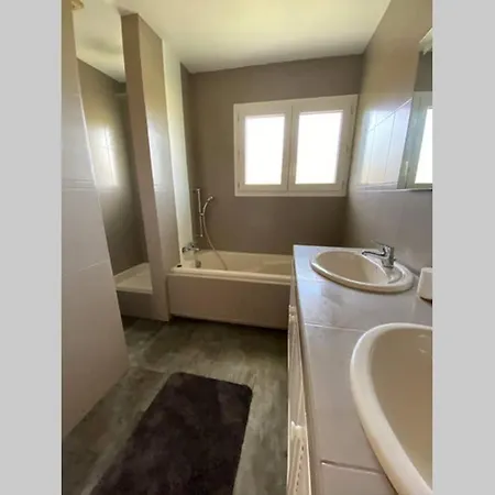 Alba. Piscine Grand Jardin Hauts De Bordeaux