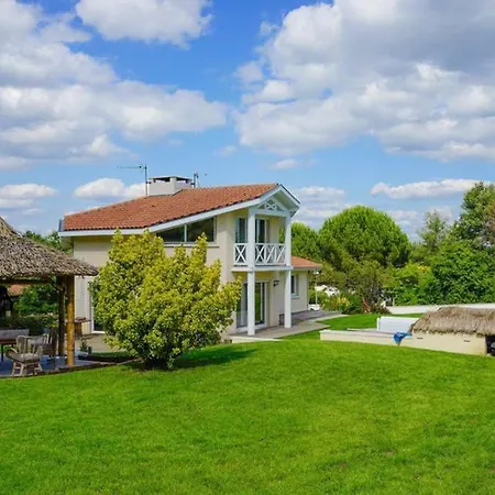 Alba. Piscine Grand Jardin Hauts De Bordeaux Carignan-de-Bordeaux