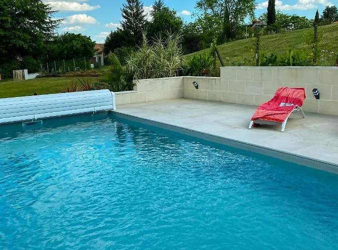 Alba. Piscine Grand Jardin Hauts De Bordeaux