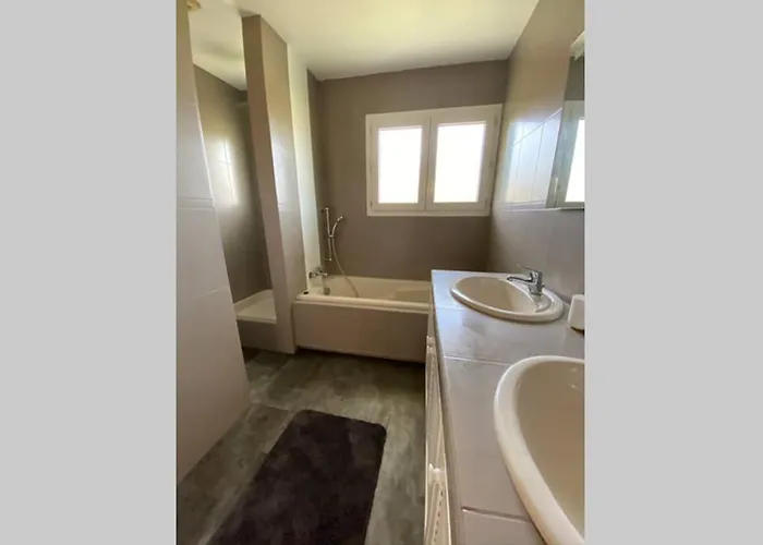 Alba. Piscine Grand Jardin Hauts De Bordeaux