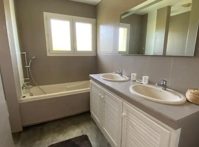 Alba. Piscine Grand Jardin Hauts De Bordeaux *